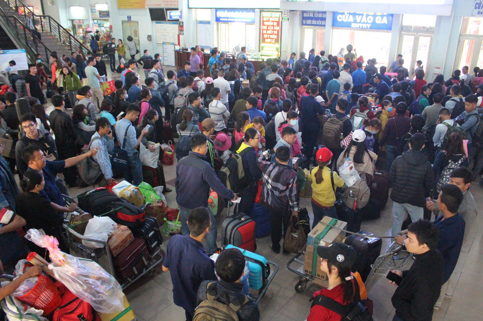 Kinh hoàng tàu tết: hành khách chen chúc, chui gầm ghế để ngủ